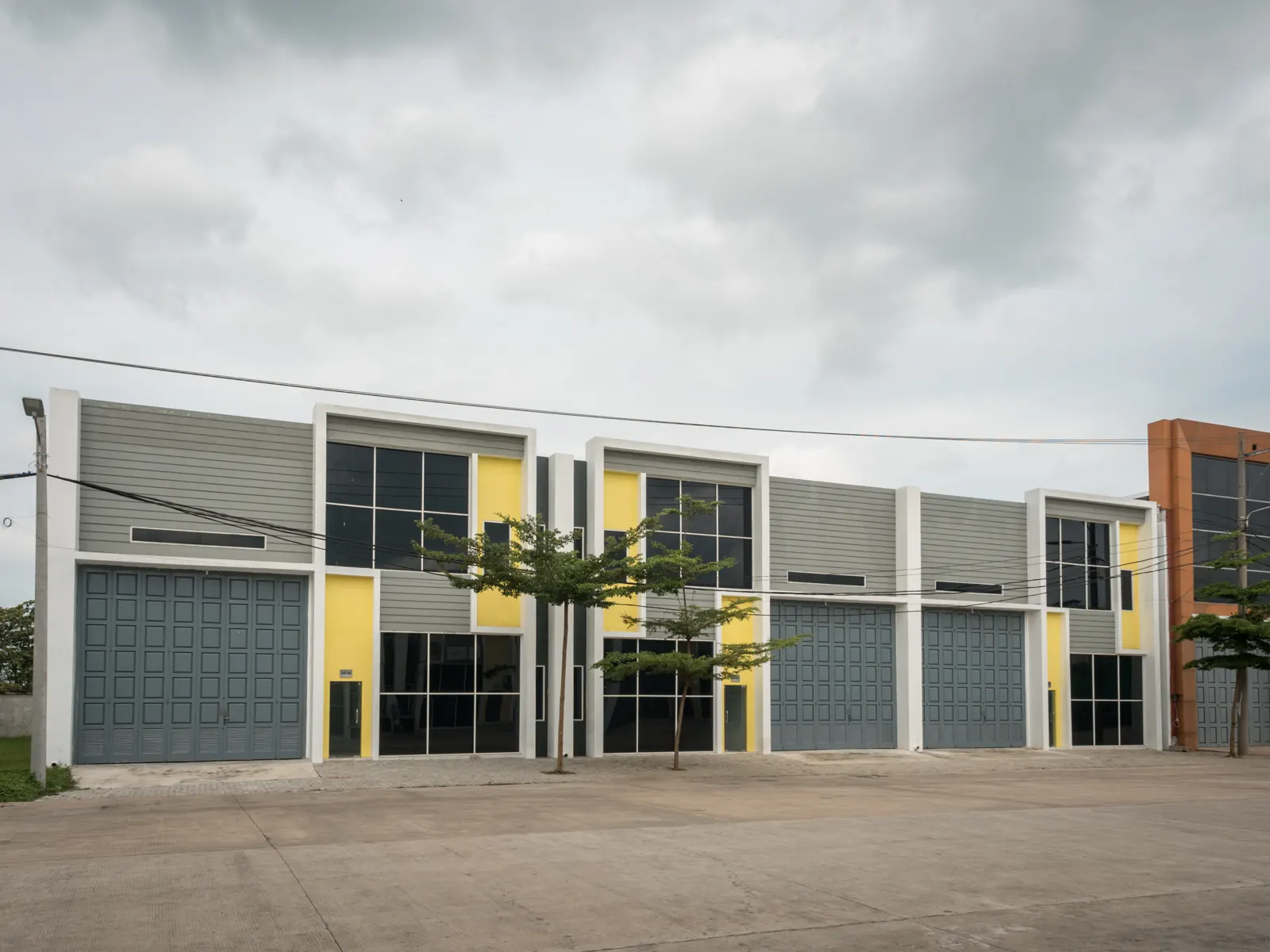 Fasad deretan gudang Wira Logistics Centre