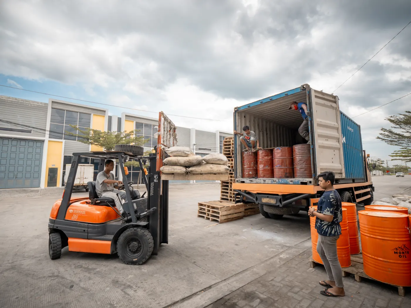 Contoh penggunaan gudang sebagai Distribution Center