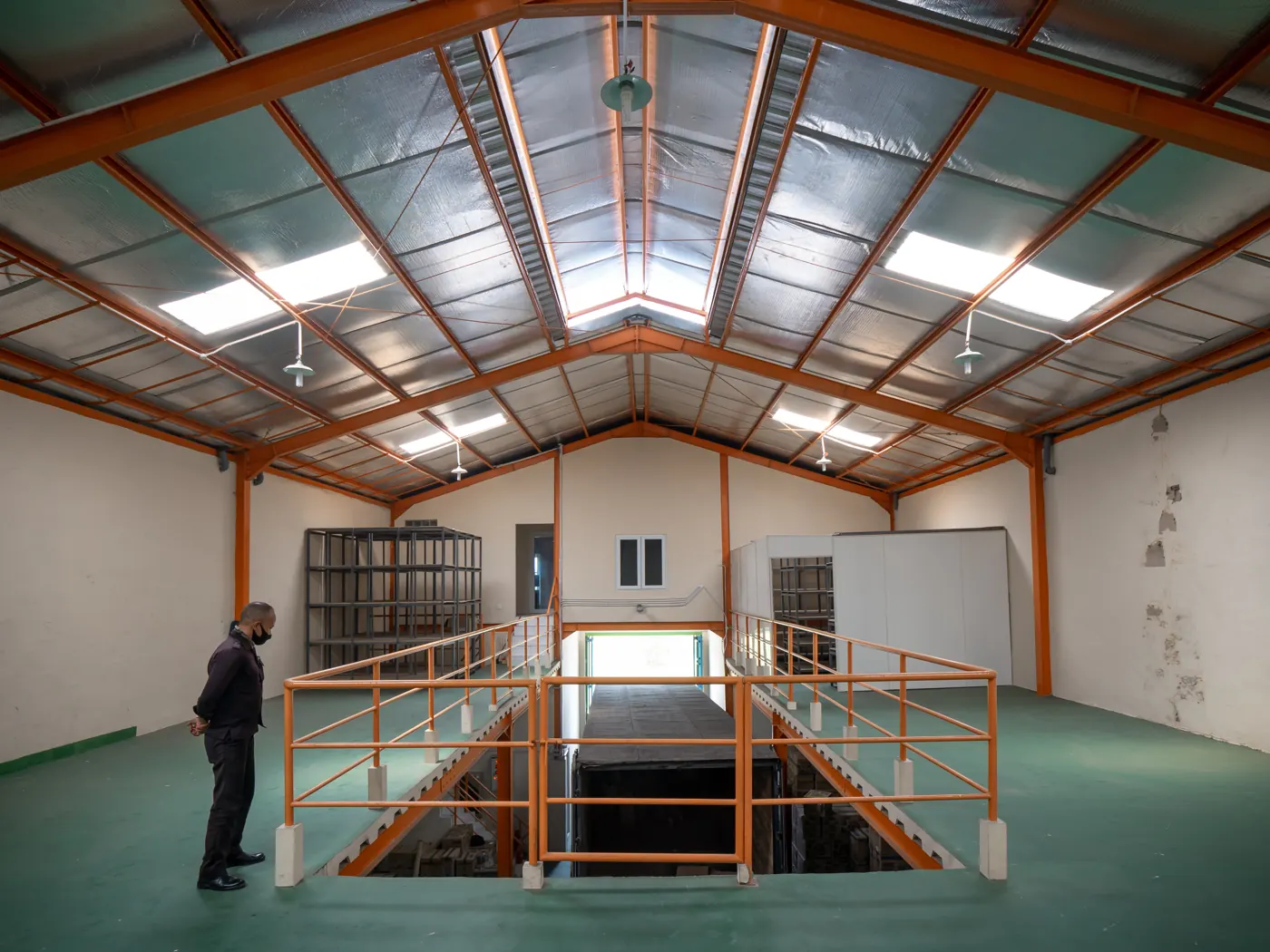 Interior gudang dengan mezzanine